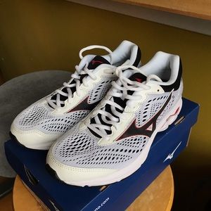 Mizuno Waverider 22 running shoes.